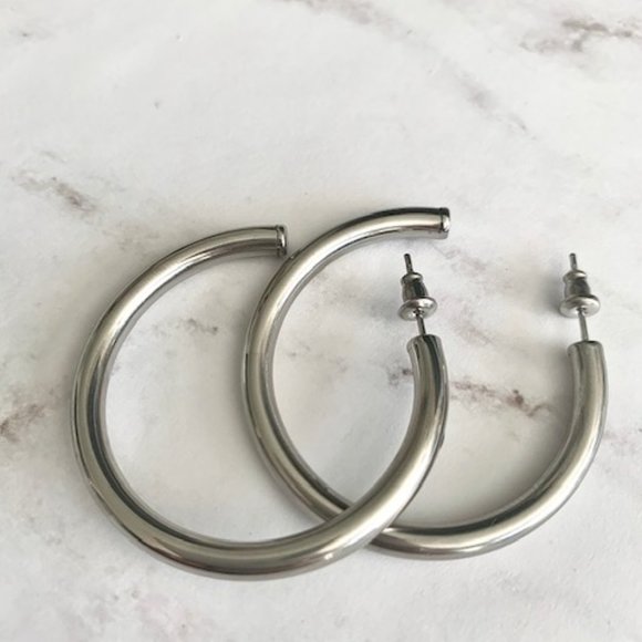 Gold Plated Lightweight Large or Medium Hoop Earrings - Picture 13 of 14